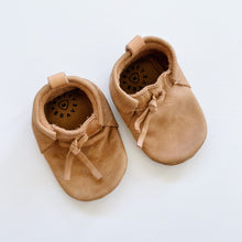 Load image into Gallery viewer, Pretty Brave Tan Leather Shoes (Medium/6-12m)
