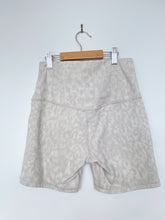 Load image into Gallery viewer, Lululemon Bike Shorts Cream Leopard Print Lined (Lulu 6 = women S)
