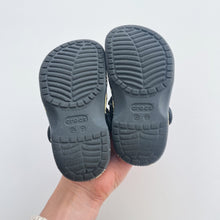 Load image into Gallery viewer, Crocs Black /Stars (C7)
