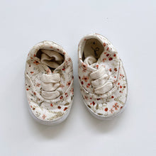 Load image into Gallery viewer, Indi &amp; Co Baby Shoes Floral (UK4)
