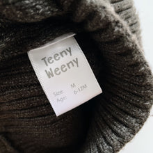 Load image into Gallery viewer, Teeny Weeny Pom Pom Beanie (6-12m)
