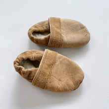 Load image into Gallery viewer, Handmade Leather Slippers Tan (EU22)
