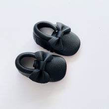 Load image into Gallery viewer, Faux Leather Moccasins Black (0-3m)
