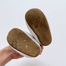 Load image into Gallery viewer, Indi &amp; Co Baby Shoes Floral (UK4)
