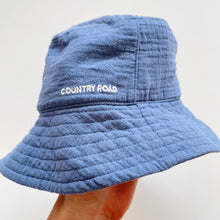 Load image into Gallery viewer, Country Road Muslin Hat Blue (1y)
