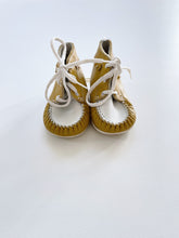 Load image into Gallery viewer, Babybotte Made in France Leather Shoes Tassels Mustard / White (EU17)
