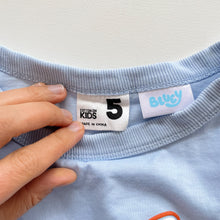 Load image into Gallery viewer, Cotton On x Bluey T-Shirt Blue Pizza Shop (5y)
