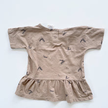 Load image into Gallery viewer, Buck &amp; Baa Organic Tee Tan/ Leaves (4y)
