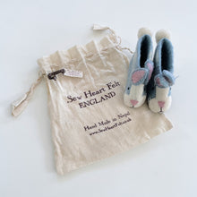 Load image into Gallery viewer, Handmade Felt Bunny Slippers (6-12m)
