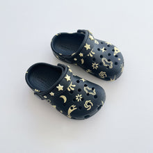 Load image into Gallery viewer, Crocs Black /Stars (C7)
