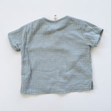 Load image into Gallery viewer, Quincy Mae Organic Muslin Top Blue (1y)
