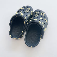 Load image into Gallery viewer, Crocs Black /Stars (C7)

