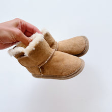 Load image into Gallery viewer, Tan Sheepskin Booties (EU20/ 11cm)
