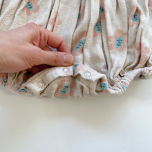 Load image into Gallery viewer, Noni Romper Oatmeal/ Peachy Flowers (0-3m)
