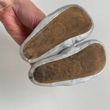 Load image into Gallery viewer, Country Road Silver Slippers (Large = 12cm)
