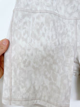 Load image into Gallery viewer, Lululemon Bike Shorts Cream Leopard Print Lined (Lulu 6 = women S)
