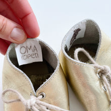 Load image into Gallery viewer, Oma Rapeti Gold Shoes Soft Soles (2y/15cm)
