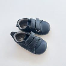 Load image into Gallery viewer, Bobux Step Up Leather Shoes Navy Velcro (EU20)
