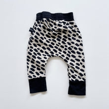 Load image into Gallery viewer, HUX Org Pants Spotty (3-6m)
