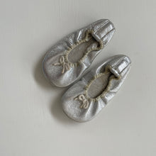 Load image into Gallery viewer, Country Road Silver Slippers (Large = 12cm)
