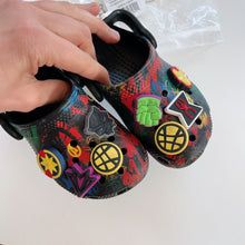Load image into Gallery viewer, Crocs Marvel Shoes and Charms Avengers (C7)

