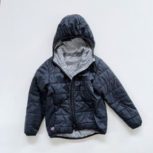 Load image into Gallery viewer, Macpac Reversible Spring Jacket Grey Speckled/ Black (4y)
