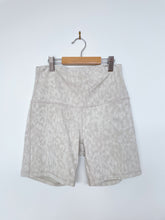 Load image into Gallery viewer, Lululemon Bike Shorts Cream Leopard Print Lined (Lulu 6 = women S)
