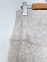Load image into Gallery viewer, Lululemon Bike Shorts Cream Leopard Print Lined (Lulu 6 = women S)
