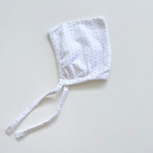 Load image into Gallery viewer, The Rest Organic Bonnet White Dotted (newborn)
