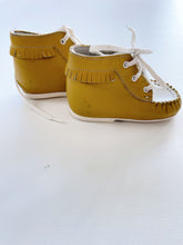 Load image into Gallery viewer, Babybotte Made in France Leather Shoes Tassels Mustard / White (EU17)
