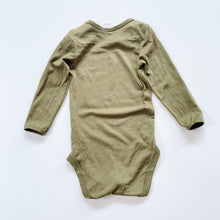 Load image into Gallery viewer, Nature Baby Merino Bodysuit Green *small flaw (1y)
