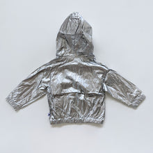 Load image into Gallery viewer, Minti High Shine Anorak Silver Rain Jacket NEW (2y)
